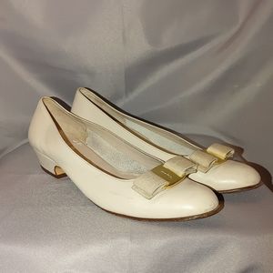 Salvatore Ferragamo Vara Bow Pump Ivory Round Toe Vintage 8 AA Narrow